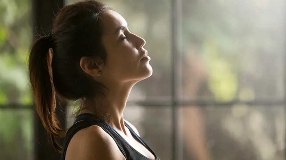 Дыхание свободы. Дыхание. Девушка вдох. Дыхание со. Спокойный человек дышит.