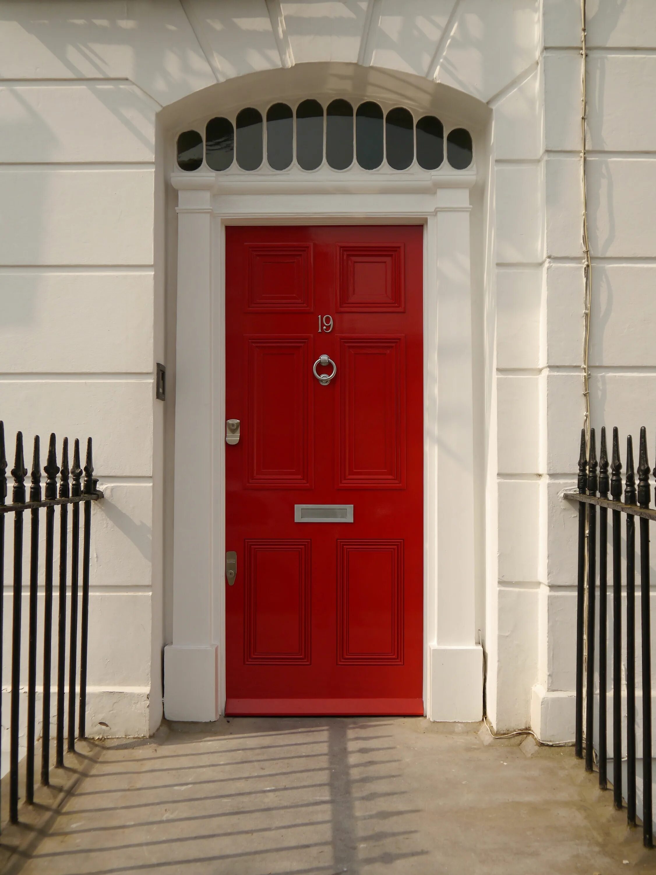 Красная дверь. Двери в английском стиле. Красивая красная дверь. Дверь красного цвета. Как открыть красную дверь