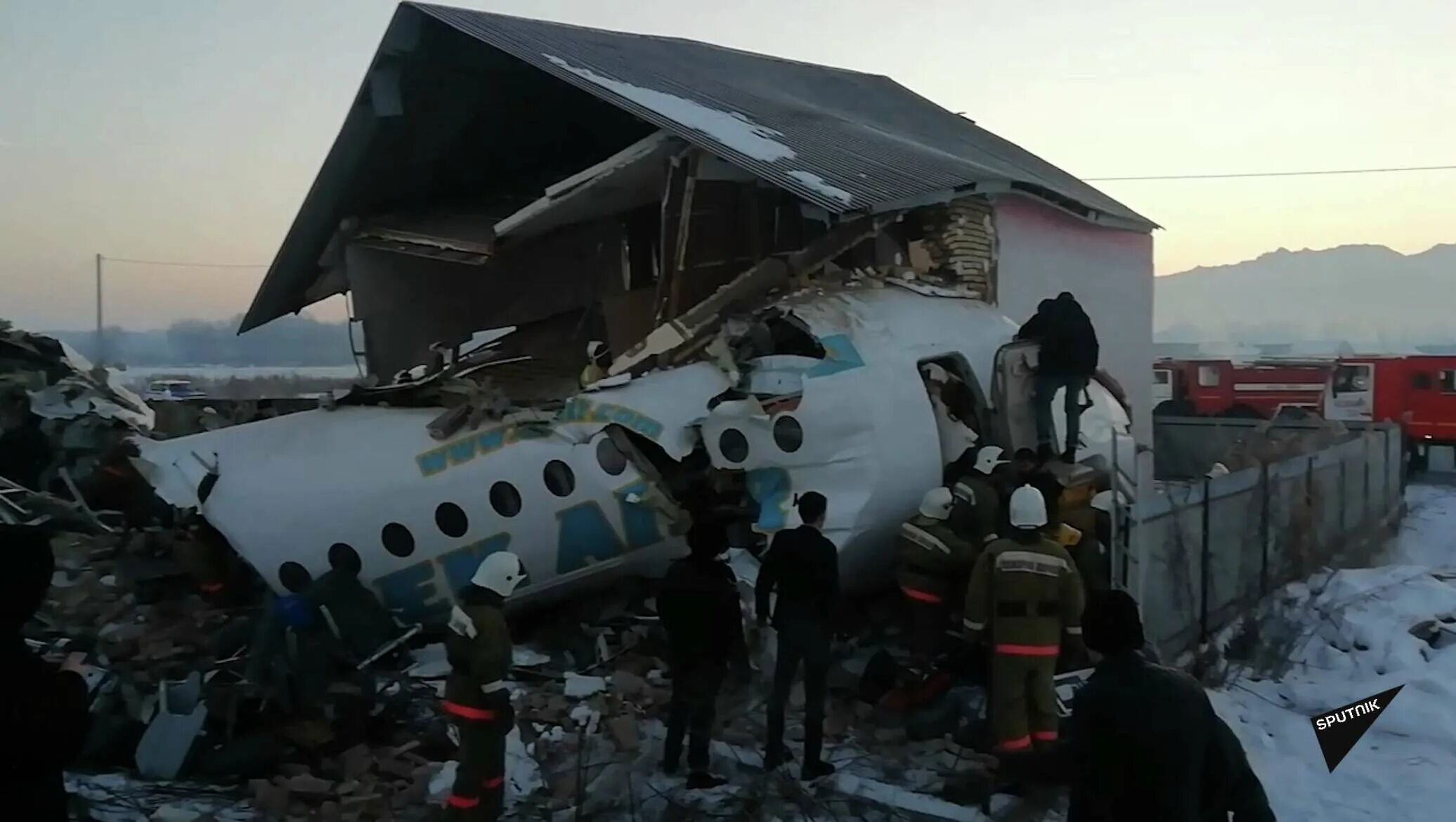 Первые авиакатастрофы. Авиакатастрофа в Алма Ате 2019. Fokker 100 Алматы катастрофа. Катастрофа ту-154 в Алма-Ате. Авиакатастрофа БЕКЭЙР В Алма-Ате 27 декабря 2019 года.