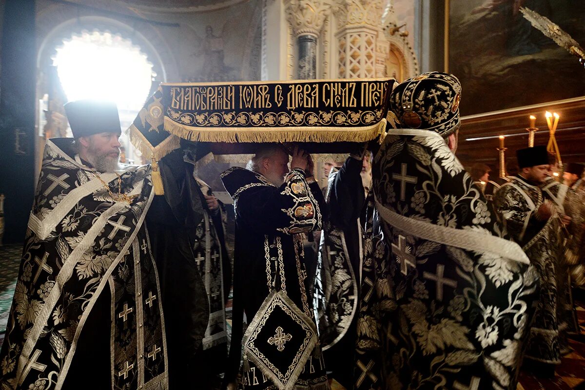 Чин великой вечерни. В храме Христа Спасителя вынос Плащаницы 2013. В храме вечерня Великой пятницы. В храме Христа Спасителя Великая суббота.