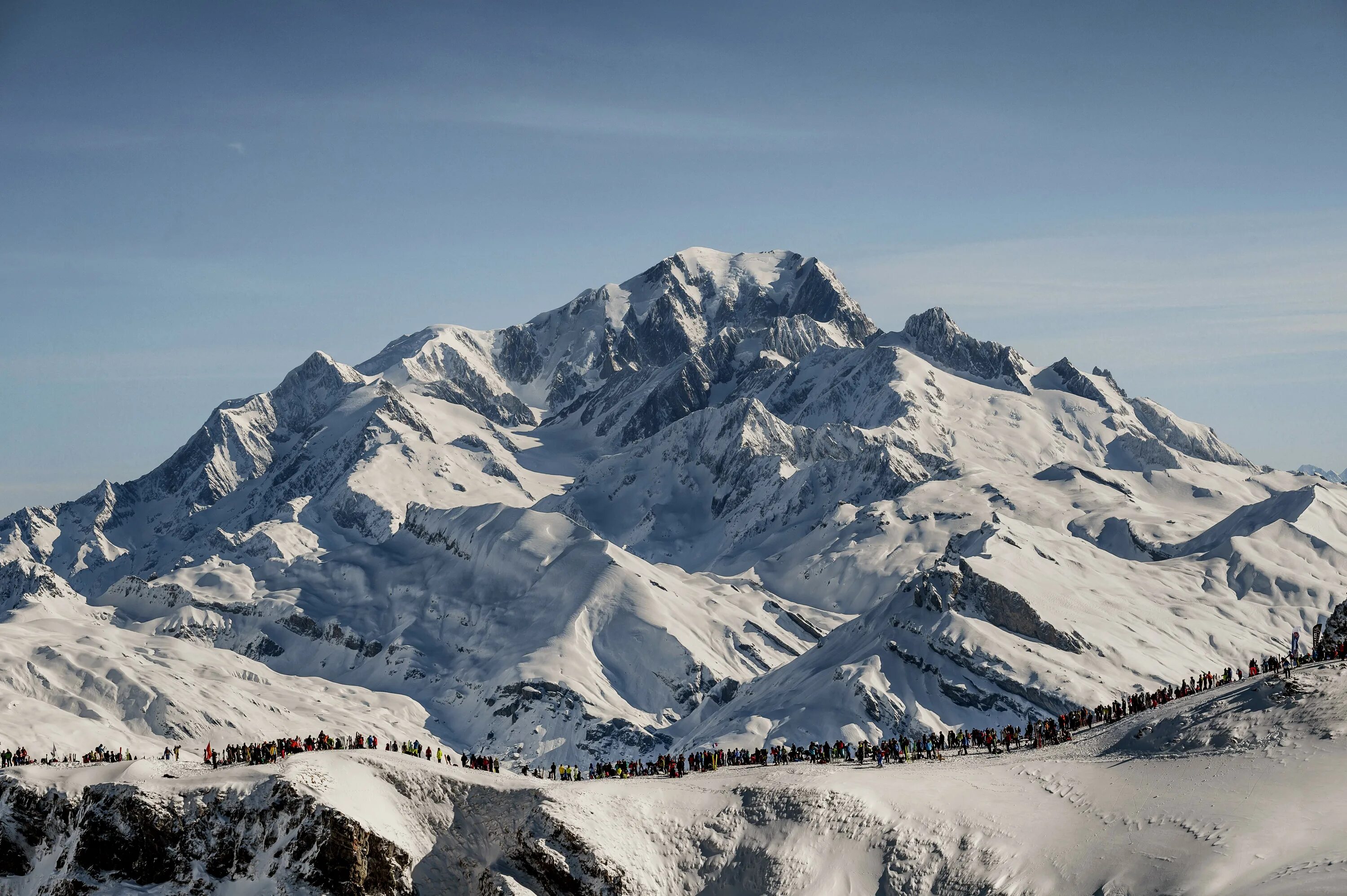 Самая высокая вершина Альп гора Монблан. Гора Монблан высота. Le Mont Blanc Франция. Монблан, Франция (июнь 2015).