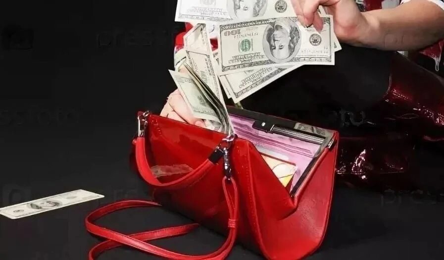 Сумочка для денег. Деньги в женской сумочке. Кошелек с деньгами. Красная сумка с деньгами.