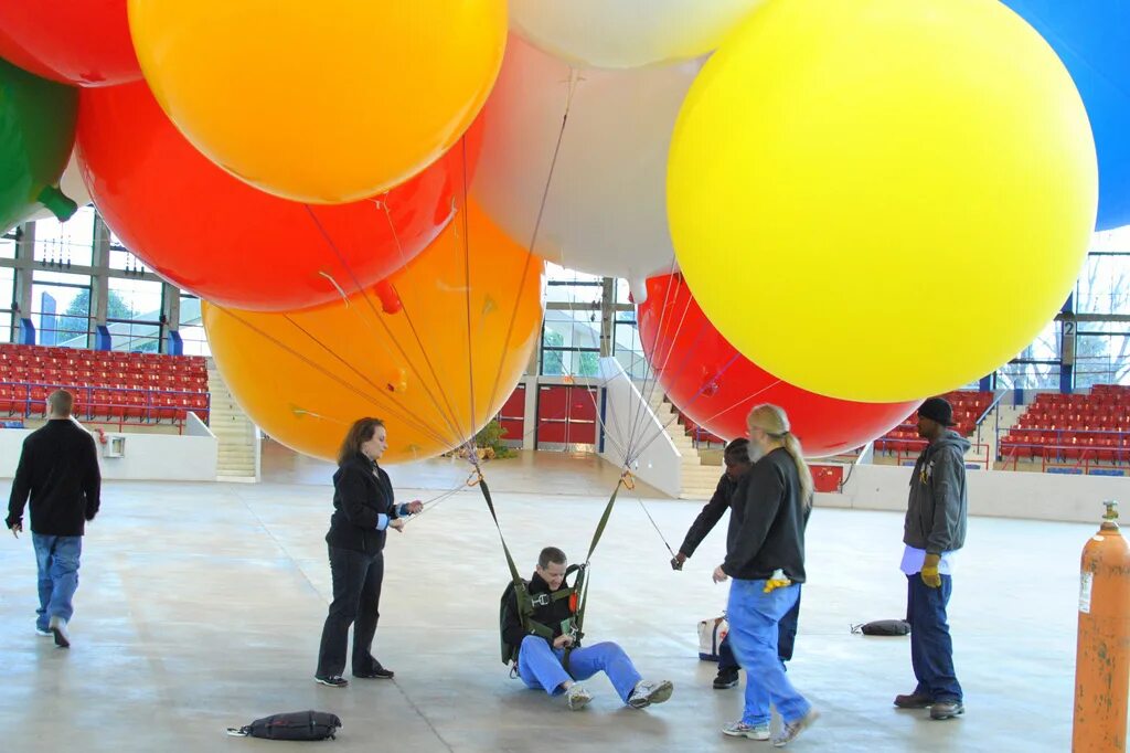 Сколько гелиевых шаров. Джонатан Трапп шарах на воздушных. Воздушные шары. Огромные воздушные шары. Огромные надувные шары.