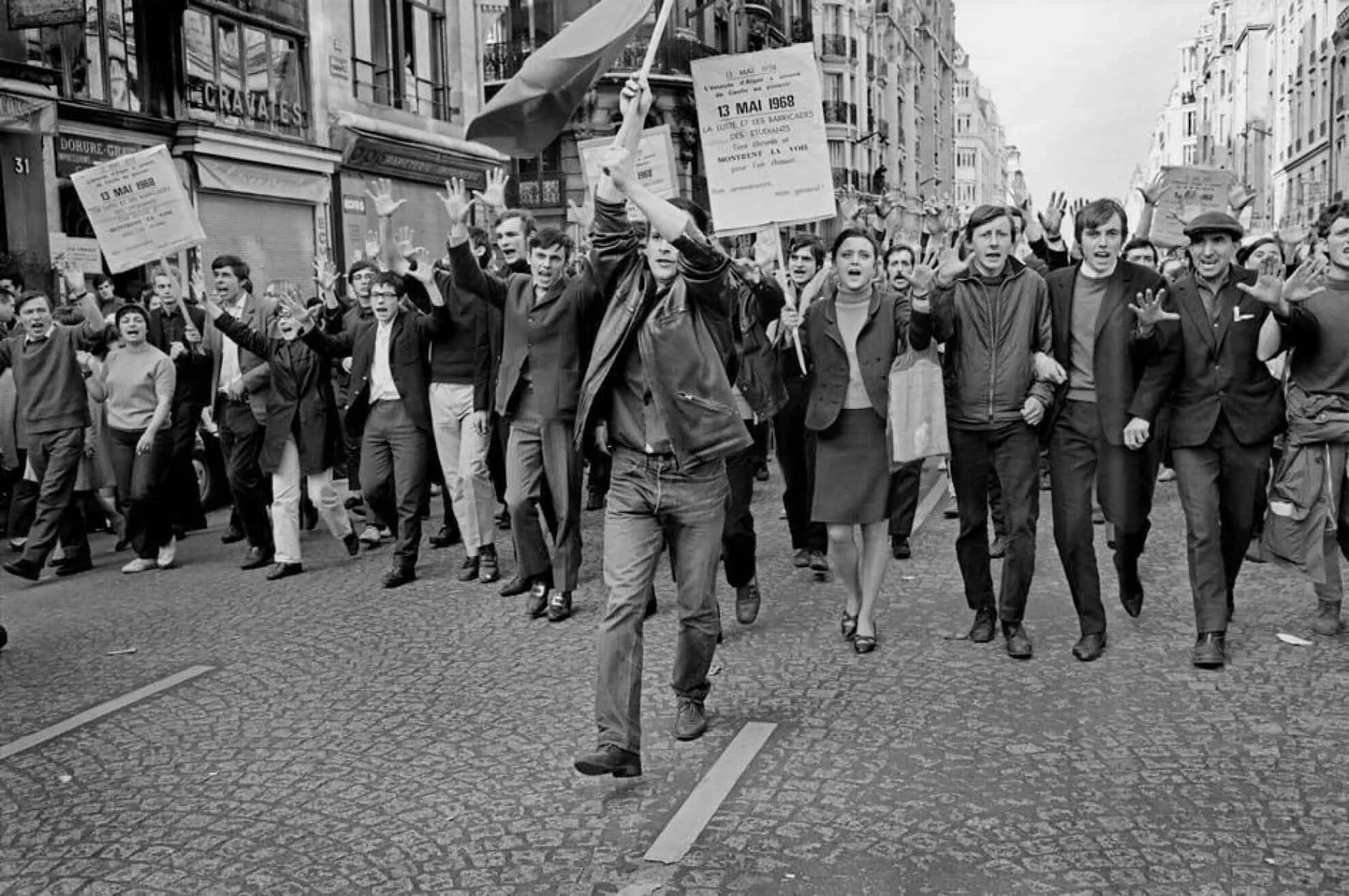 Студенческие протесты 1968 Париж. 1968 Год Франция студенческие бунты. Париж май революция 1968. Май 1968 года во Франции граффити.