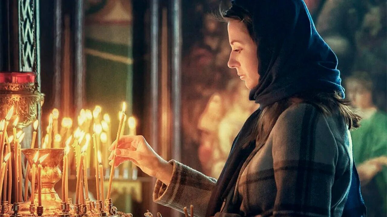 Женщина молится картинки. Женщина молится. женщина молится в храме. девушка молится в церкви. православная женщина в храме.