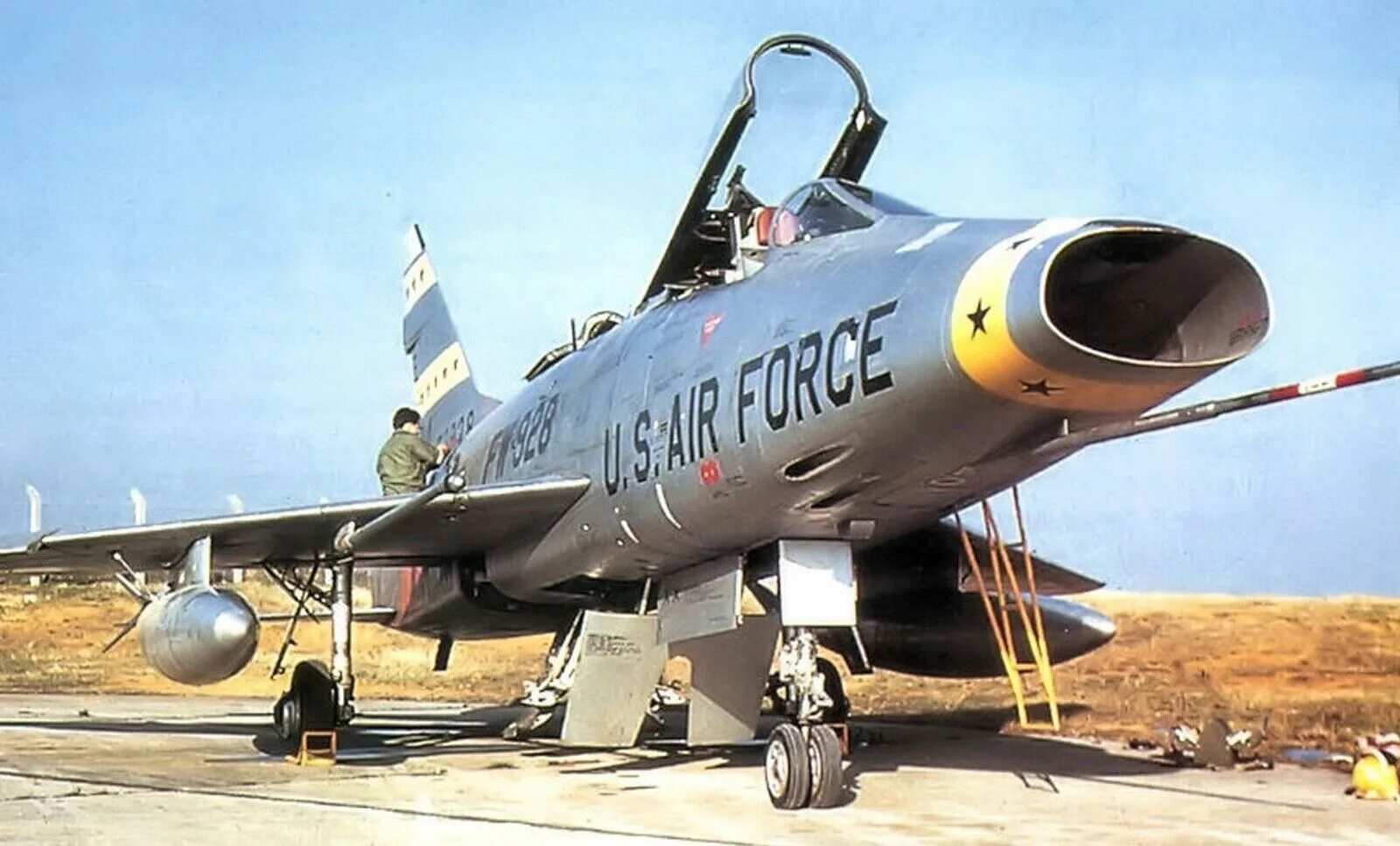 Истребитель 100. F-100f super Sabre. F-100 super Sabre. North American f-100 super Sabre. Ф 100 супер Сейбр истребитель во Вьетнаме.
