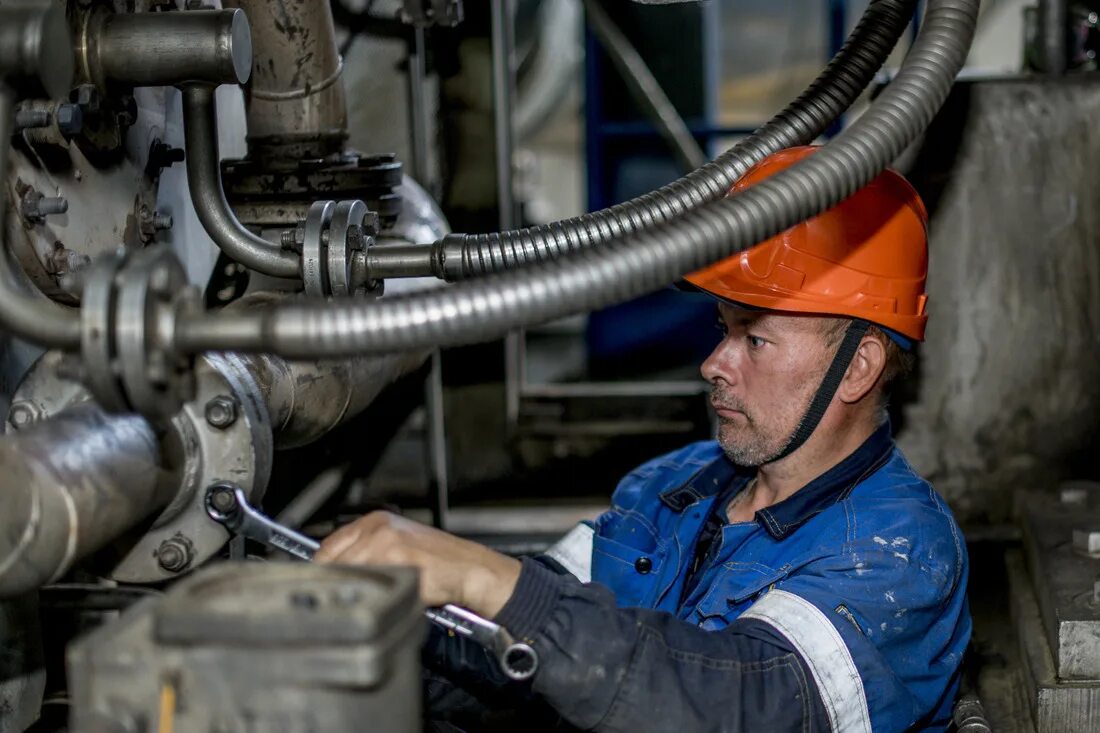 Слесарь-ремонтник нефтепромыслового оборудования. Слесарь на заводе. Слесарь зп. Профессия слесарь. Слесарь зарплата.