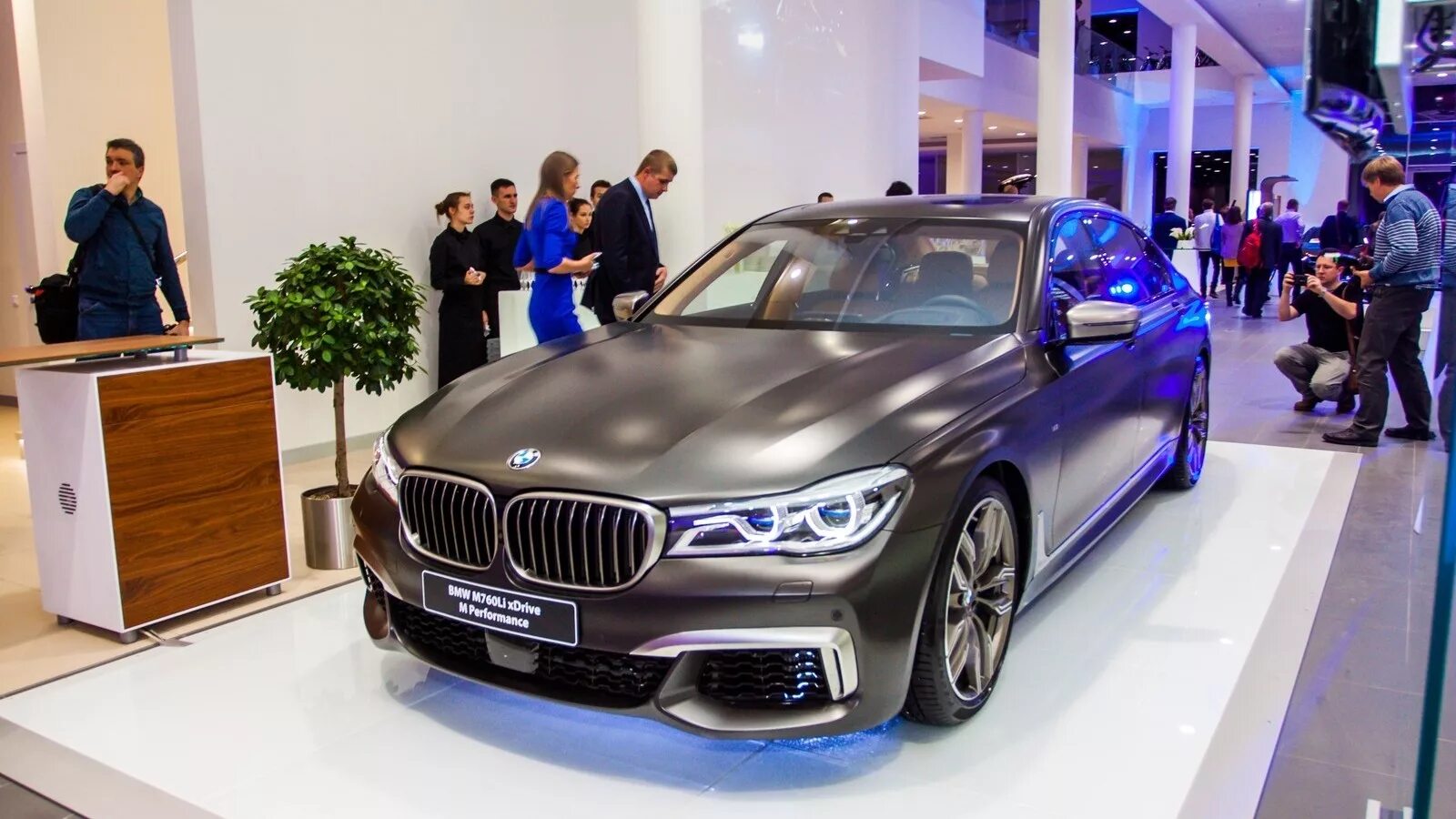 BMW 5 В автосалоне. Eurosib BMW.