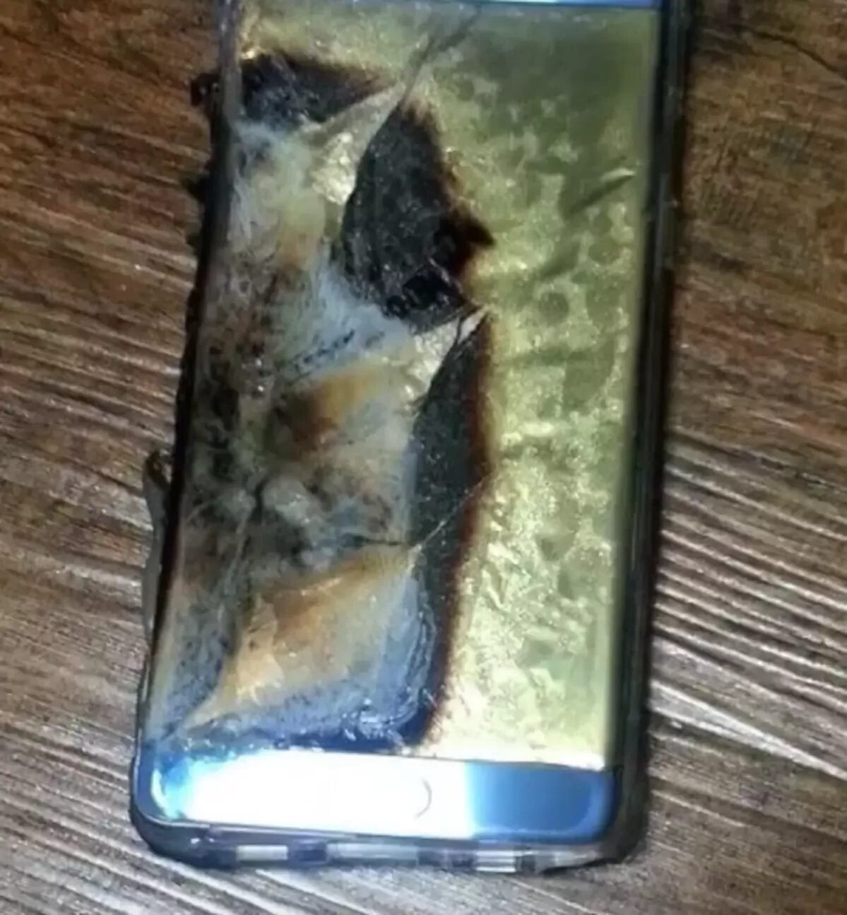Samsung galaxy s7 которые взрывается. Samsung note 7 взрывается. Galaxy 7 взорвался. Galaxy note 7 взорванный. Самсунг ноут 7 взорвался.