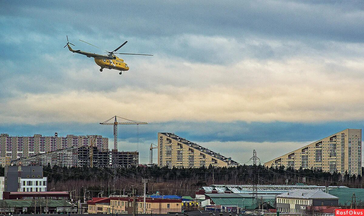 Вертолет над городом. Нижневартовское шоссе Сургут. Вертолет город Энгельс. Магадан вертолет город. Вертолет над железногорском