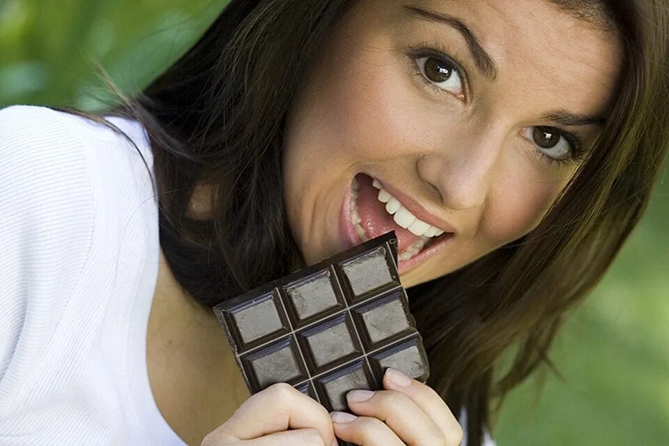 Девушка в шоколаде. Девушка ест шоколад.