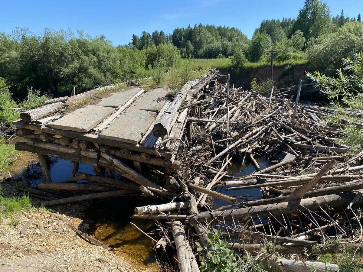 Закрытие дорог в архангельской области 2024 году. Дороги Архангельской области. Деревянные дороги в Архангельске сейчас. Автомобильные дороги Архангельской области деформации. Самые худшие дороги Архангельск.