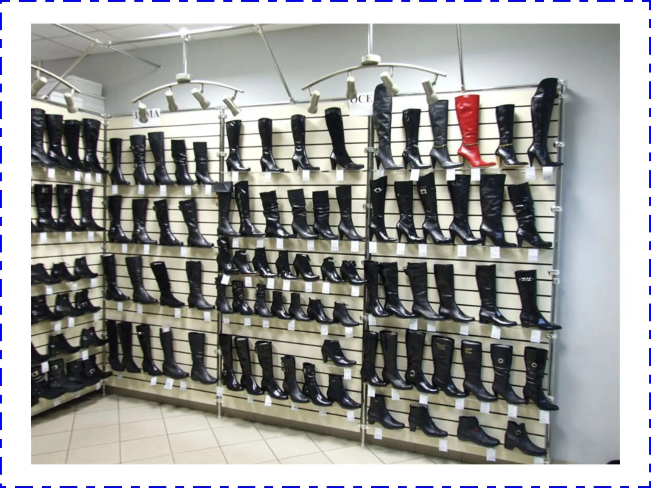 Рынок мужской одежды. Много туфель. Торговое оборудование для обуви. Базар обуви. Туфли с рынка.