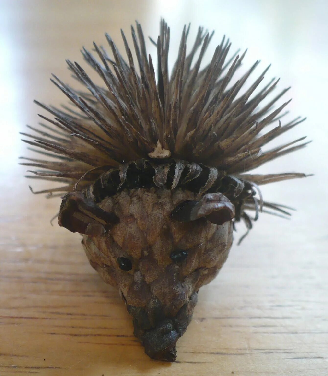 Как сделать ежики. Ёжик из пластилина и зубочисток. Ёжик из шишек поделка. Как сделать ежики. Еж из шишек.