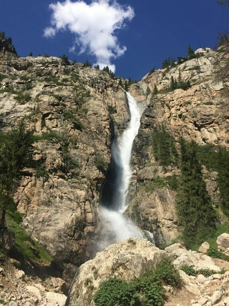 Бурхан булак. Водопад Бурхан-Булак. Бурхан Булак водопад Казахстан. Текели водопад Бурхан Булак. Самый высокий водопад в Казахстане.