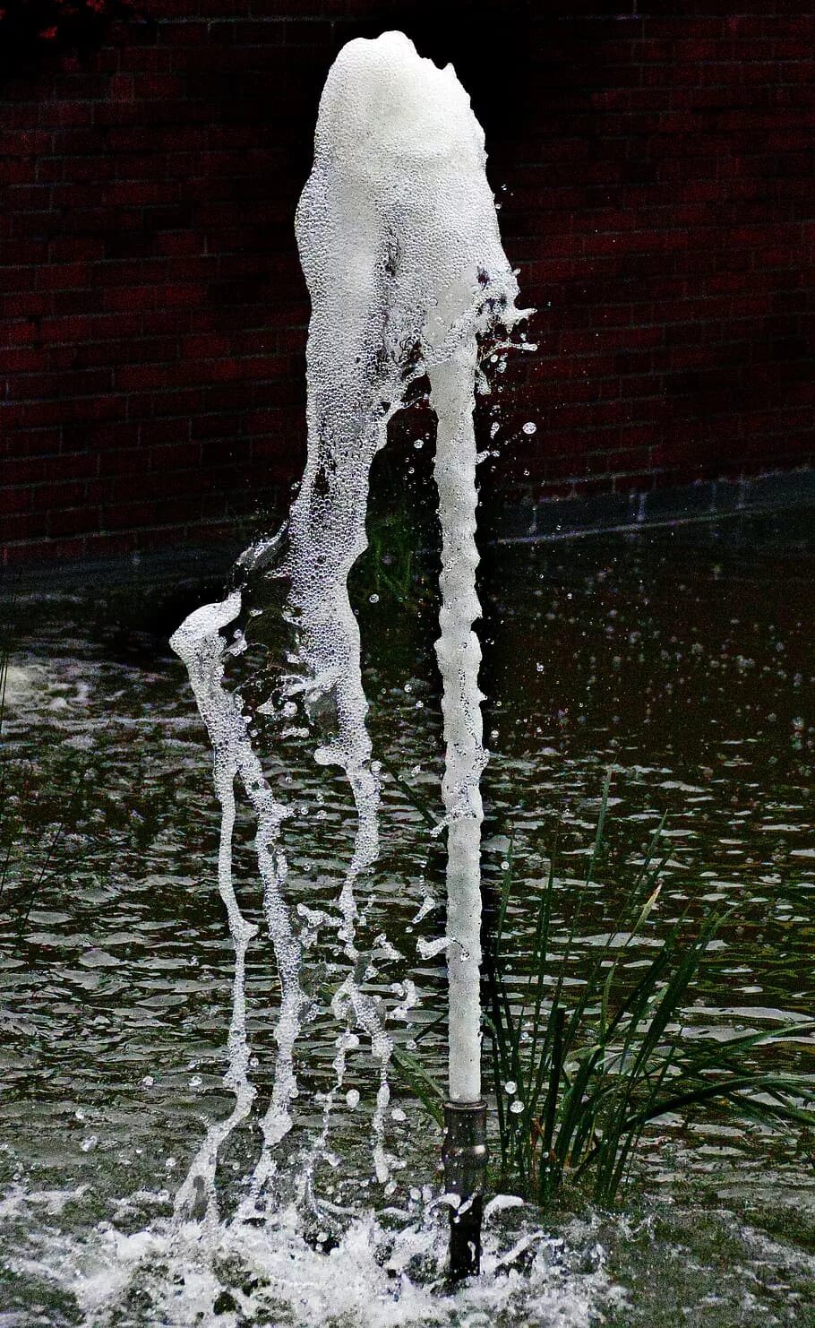 Струя воды. Струйка воды. Сильная струя воды. Струя воды фонтан.