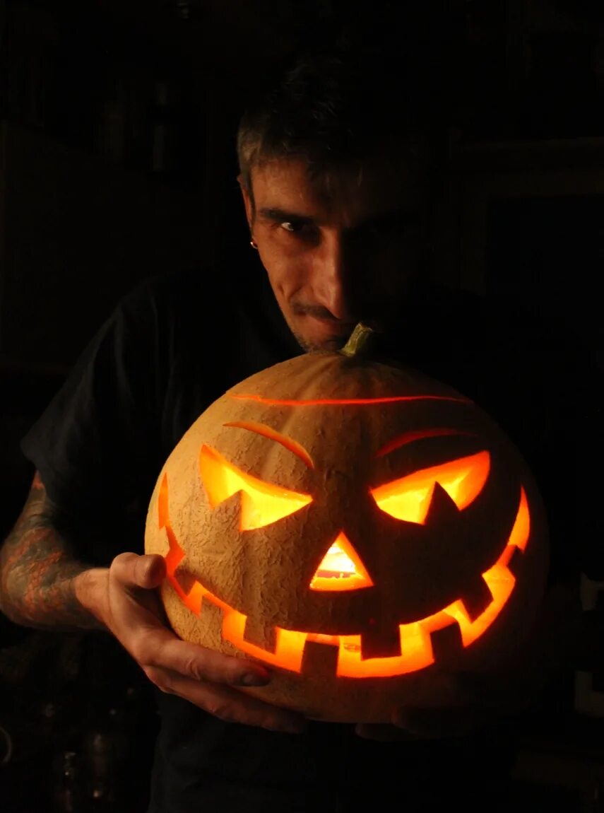 Qovoq suvining foydasi. тыква смешно. мужчина модель с тыквой.