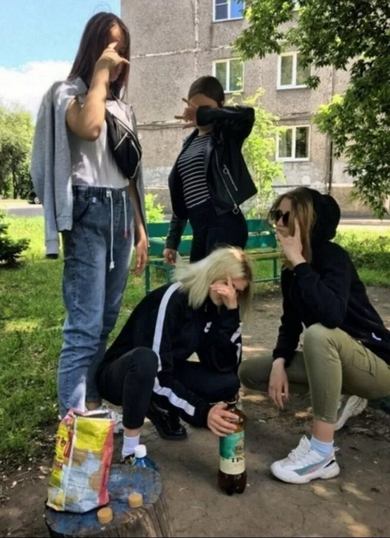 Ведет асоциальный образ жизни. Пьяная компания подростков. Подростки пьют на улице. Компания подростков на улице.