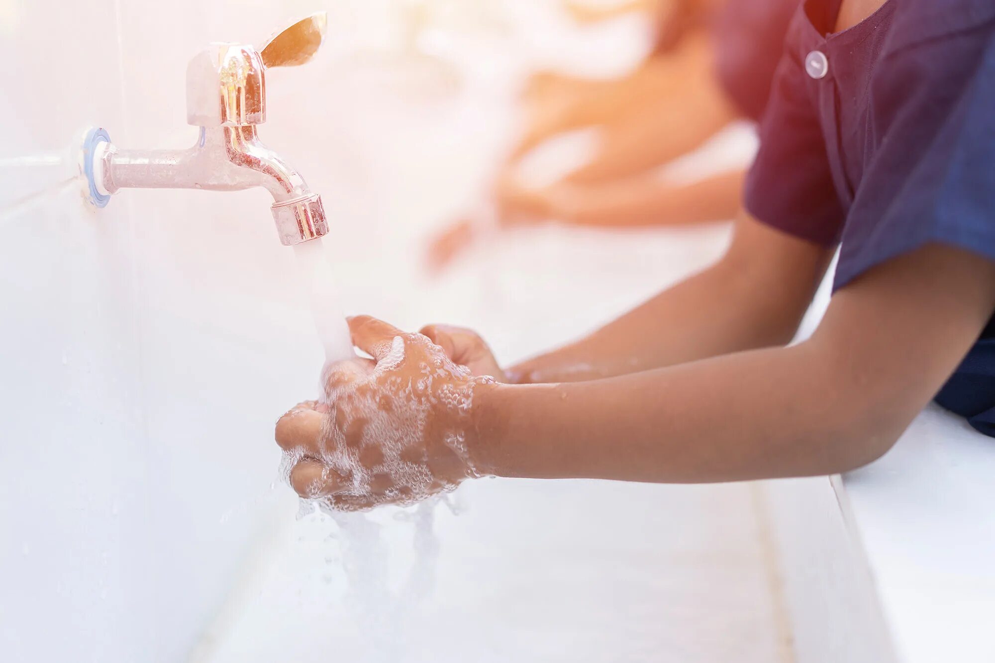 I wash my face and hands. Гигиена рук. Мытье рук. Ребенок моет руки. Гигиена Эстетика.