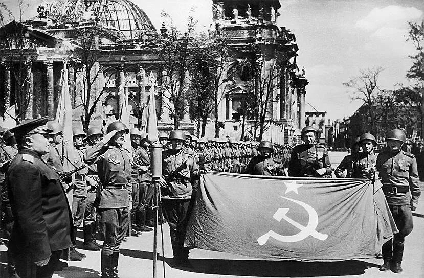 Знамена великой победы. Знамя Победы в Берлине 1945. Победа Берлин 1945. Берлин 1945 флаг Победы. Берлин, май 1945.