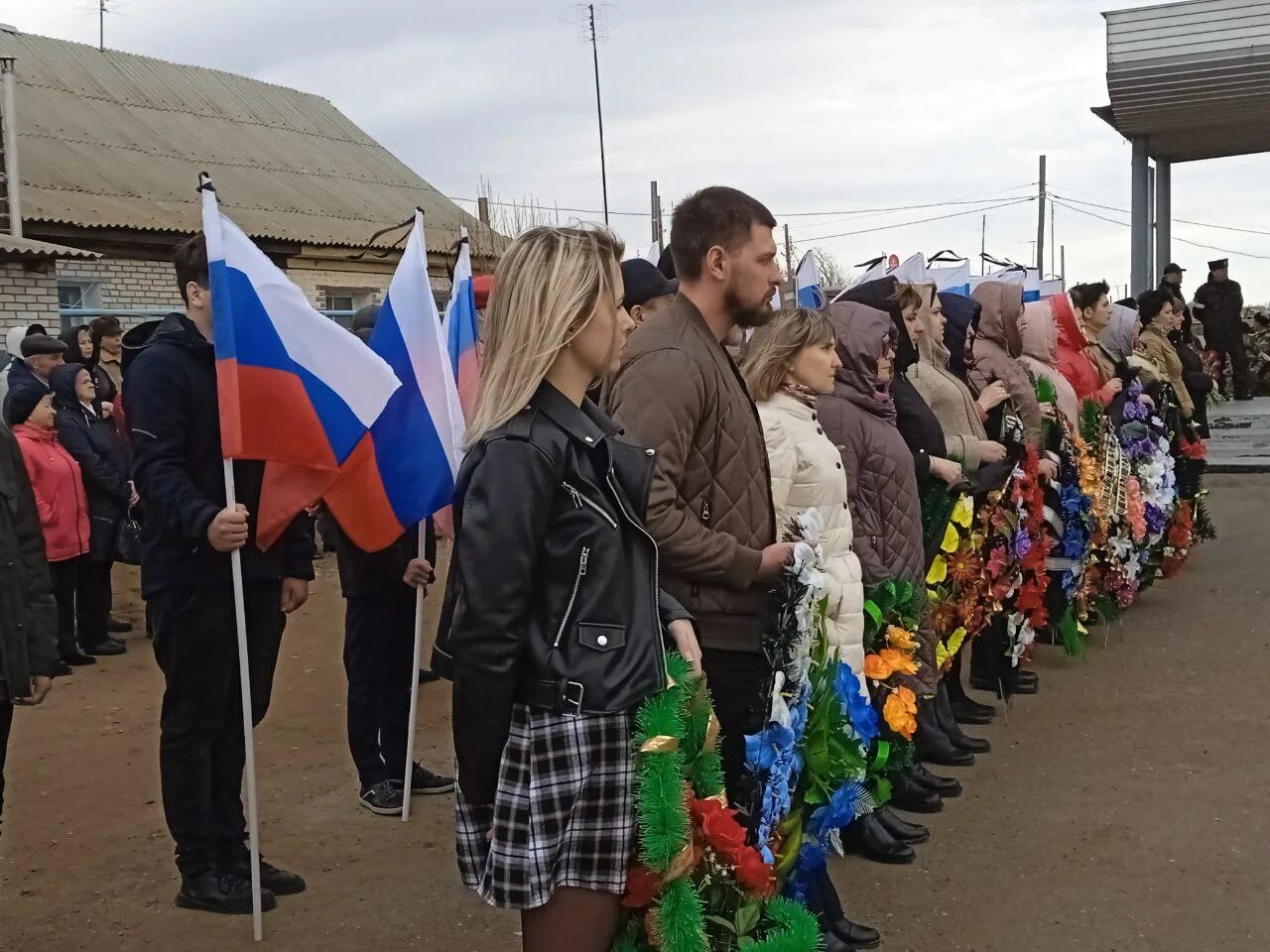 В Оренбургской области простились с погибшими сво. Похороны сво в Сорочинске. Оренбургской области Сорочинск похороны. Оренбург прощание с погибшими на сво. Митинг погибшим на сво