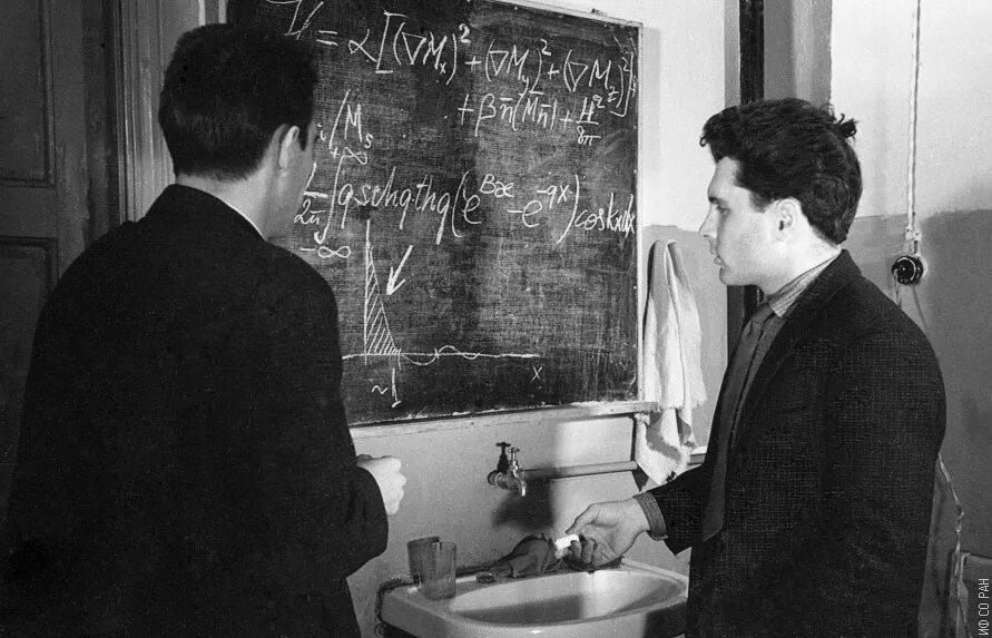 Читать книгу младший научный сотрудник 5. Младший научный сотрудник 1961 г. Борис стругацкий с родителями. Читать продолжение книги. Младший научный сотрудник фильм 1978.