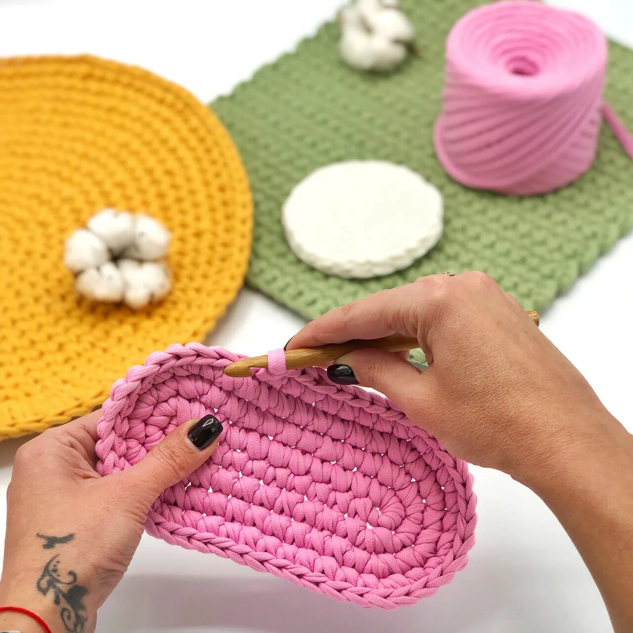 интересные вязаные изделия. изделия из пряжи крючком. идеи для вязания. вязаные из трикотажной пряжи. интерьерные корзины из трикотажной пряжи.