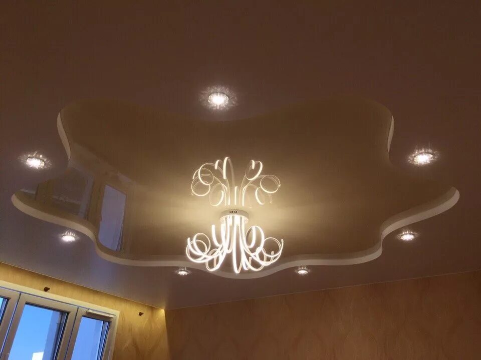 многоярусные потолки разноцветные с подсветкой. натяжные потолки в ливнах. фотообои на потолок. глянцевые потолки. красивые натяжные потолки.