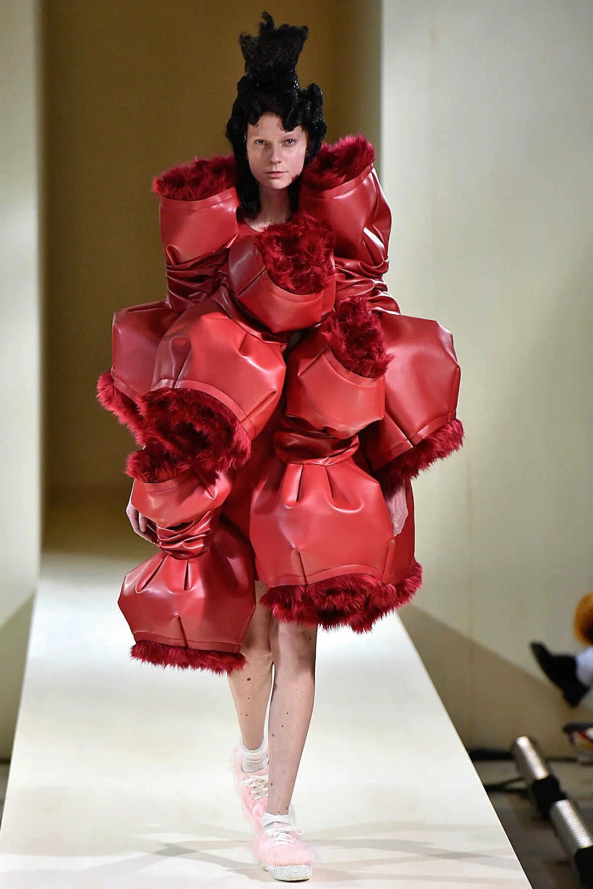 самые странные наряды на подиуме. странные мужские наряды с подиума. парень в зеленой куртке. странные наряды. необычная одежда для женщин.