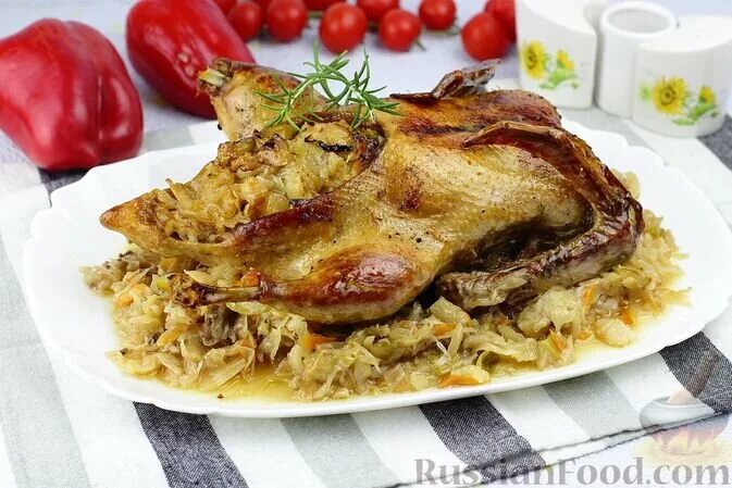 Утка с капустой и яблоками. Утка с квашеной капустой и яблоками в духовке. утка с квашеной капустой. утиные ножки с квашеной капустой и яблоками.