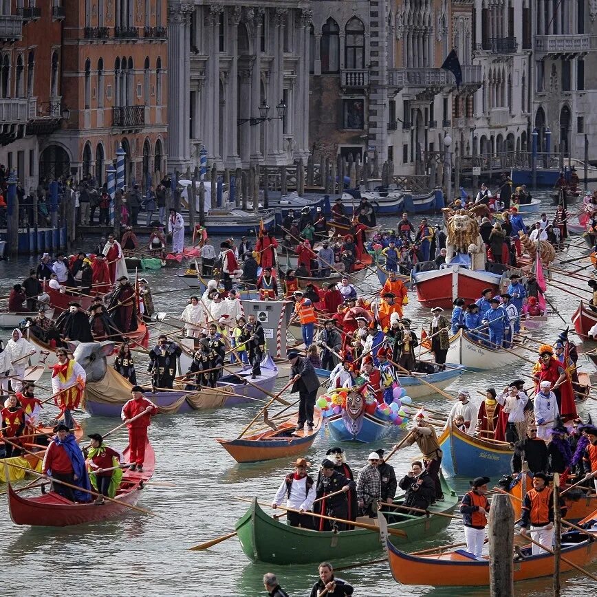 Фестиваль в венеции. Венеция карнавал гондола. Италия венеция карнавал. Венецианский карнавал парад гондол. Парад гондол в венеции.