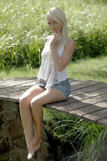 Юную девочку имеет
