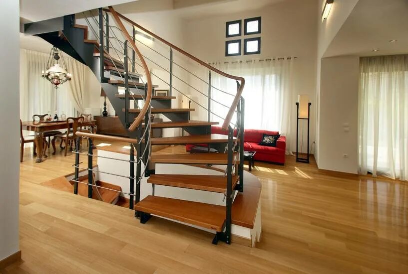 Лестницы для частного дома купить. Лестница в доме. Лестница на второй этаж. Металлическая лестница. Металлические лестницы в частном доме.