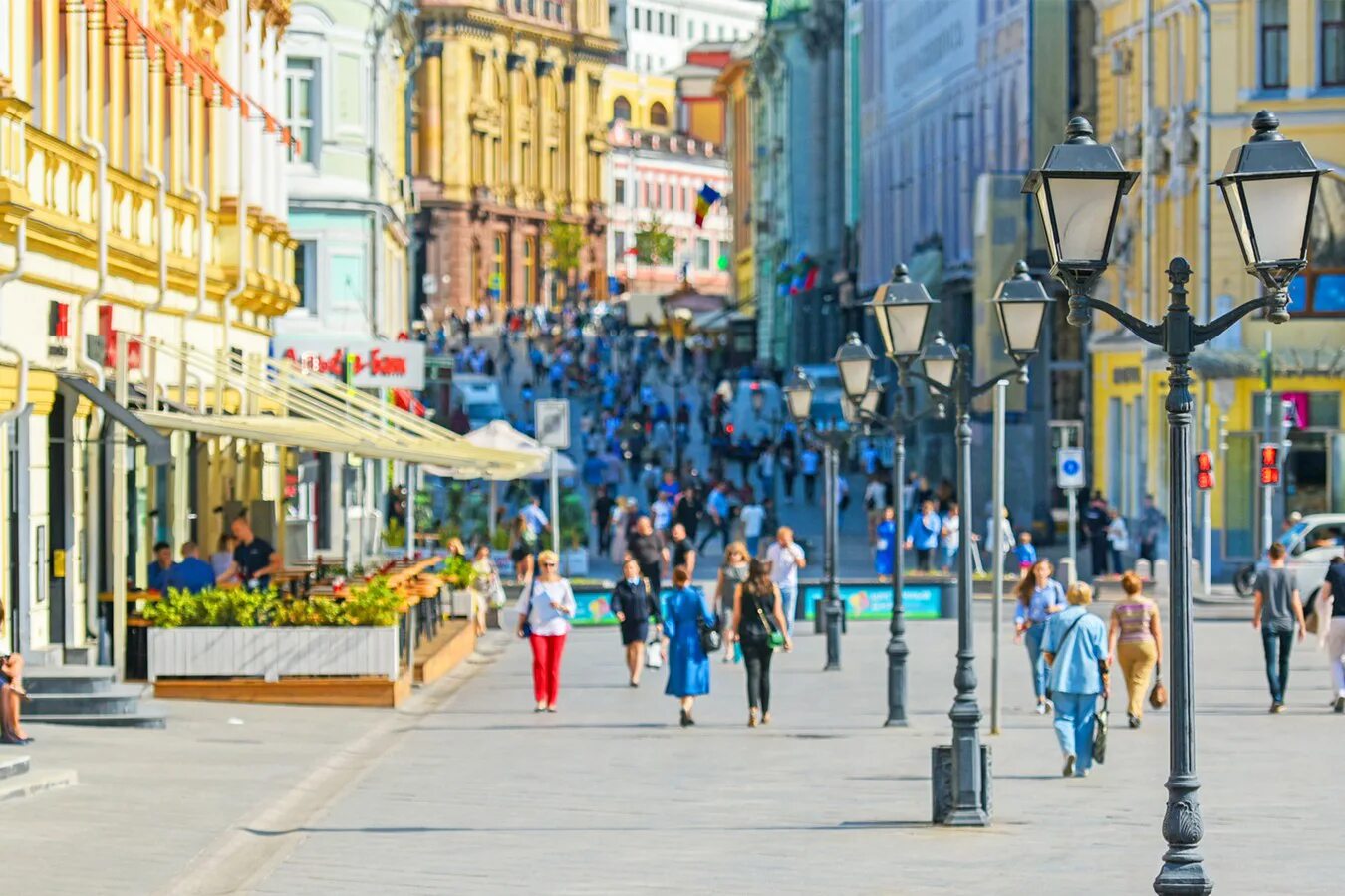 Пешая улица Арбат Москва. Арбат пешеходная улица. Пешеходный Арбат в Москве. Арбат Москва летом. Улицы москвы лето