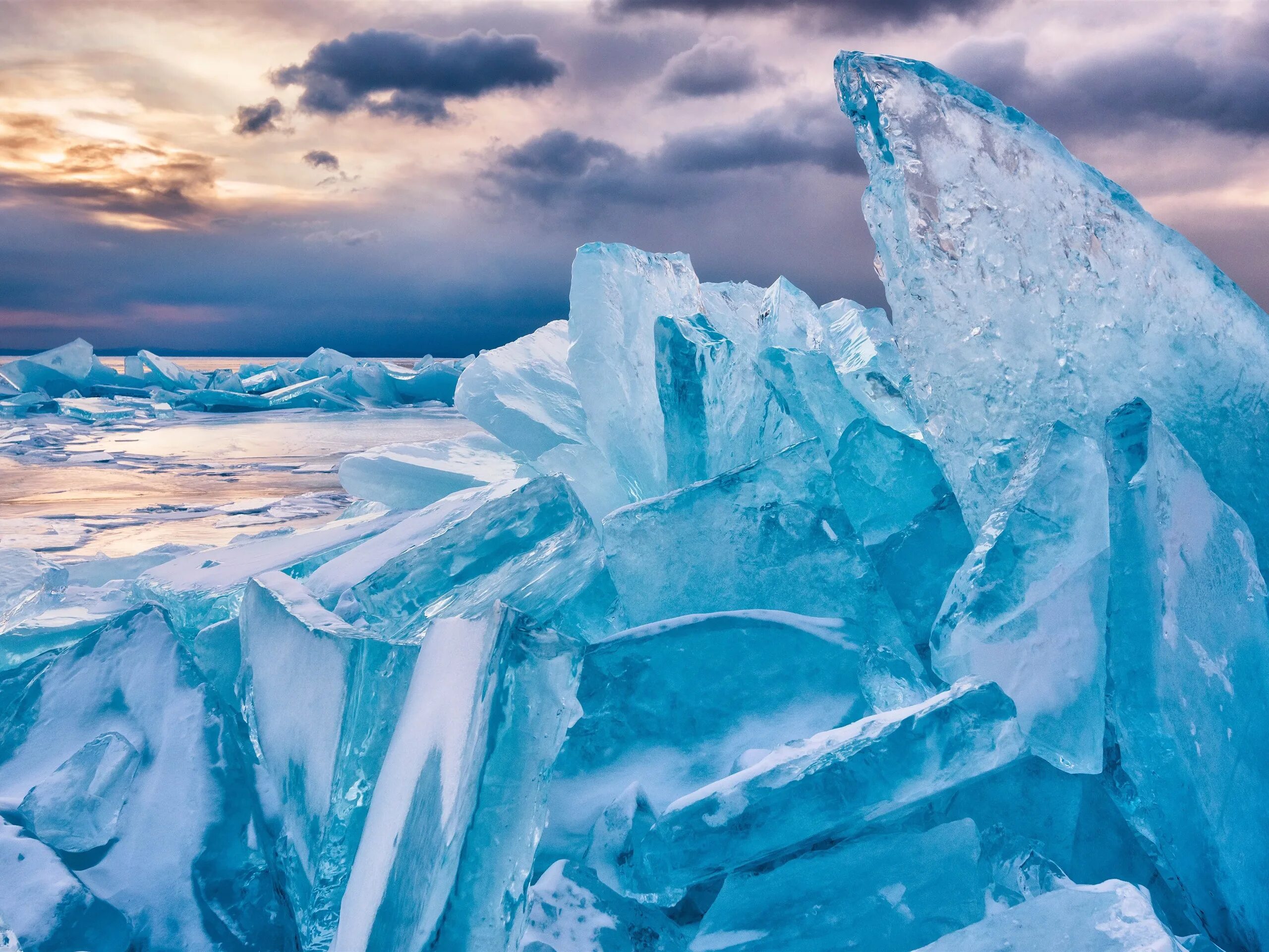 Большой кусок льда. Ледяные Торосы на Байкале. Озеро Байкал Торосы. Лед Байкала Торосы. Зимний Байкал Торосы.