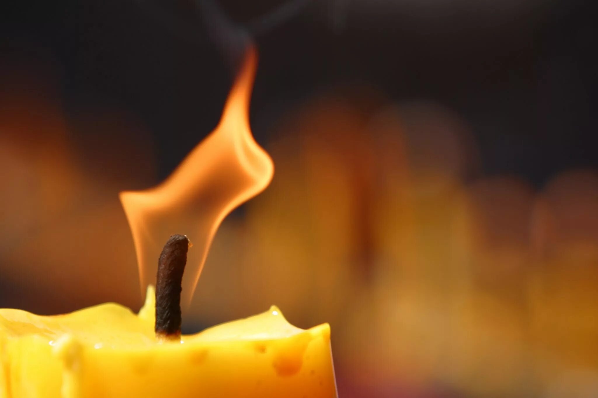 свечи церковные восковые ритуал. магический обряд. очистка свечкой. очищение дома от негативной энергии. свеча очищение.