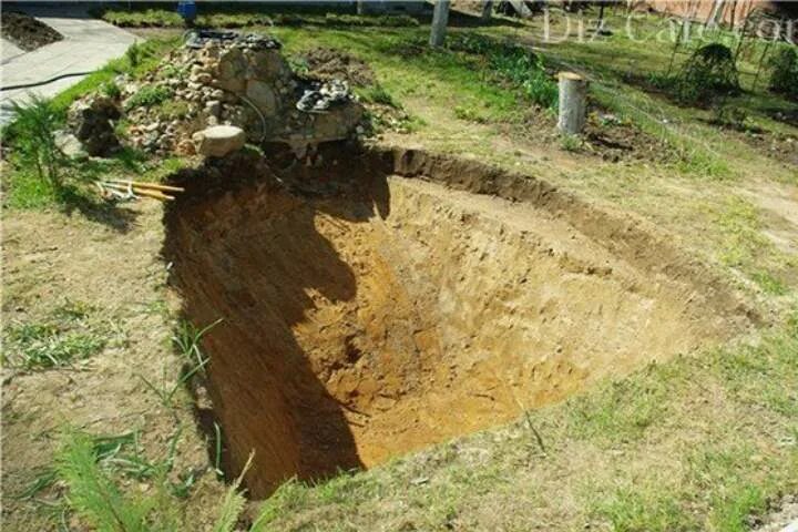 Делать в земле углубление. Копка пруда на участке. Рытье водоема на участке. Котлован для пруда. Пруд из грунтовых вод.