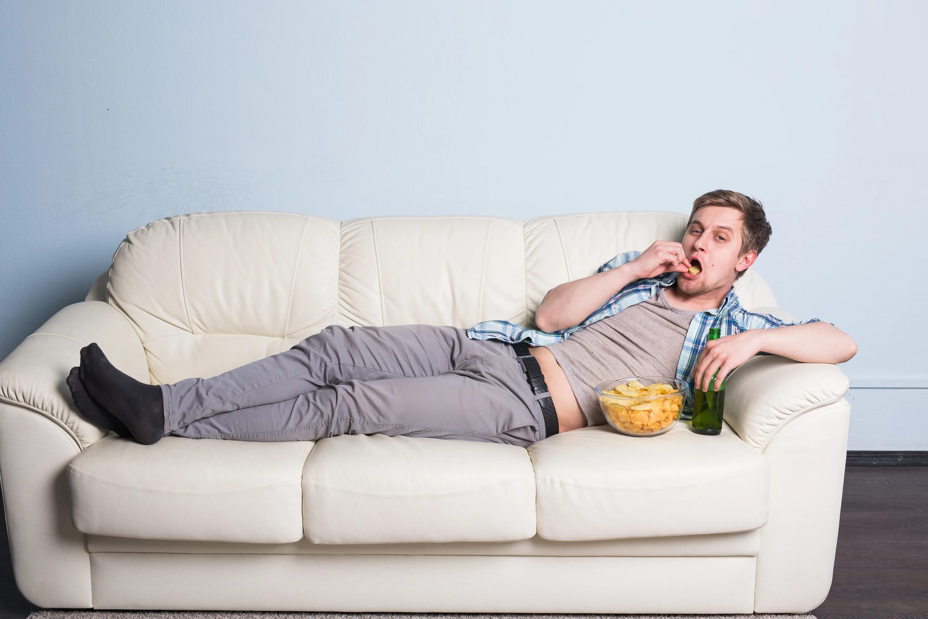 Толстяк лежит на диване. Мужчина на диване с пивом. Мужикмна Ливане с пмвом. Ленивый человек. Самого ленивого человека