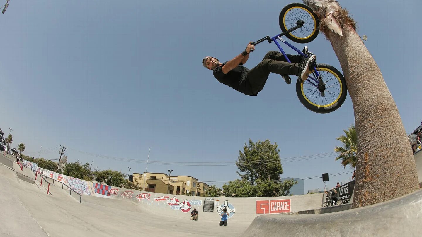 бмх трюки. тони хоук на скейте. крутые трюки паркур. трюковой самокат трюки. райдер скейтер.