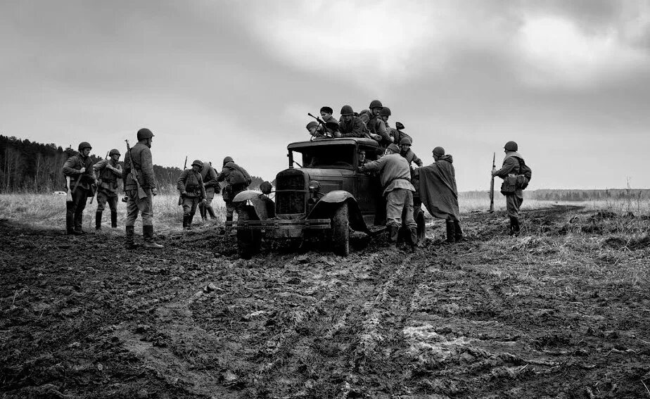 Пыль да туман холода тревоги. Дорогами войны. Эх, дороги!. Дороги пыль да туман. Песня эх дороги.