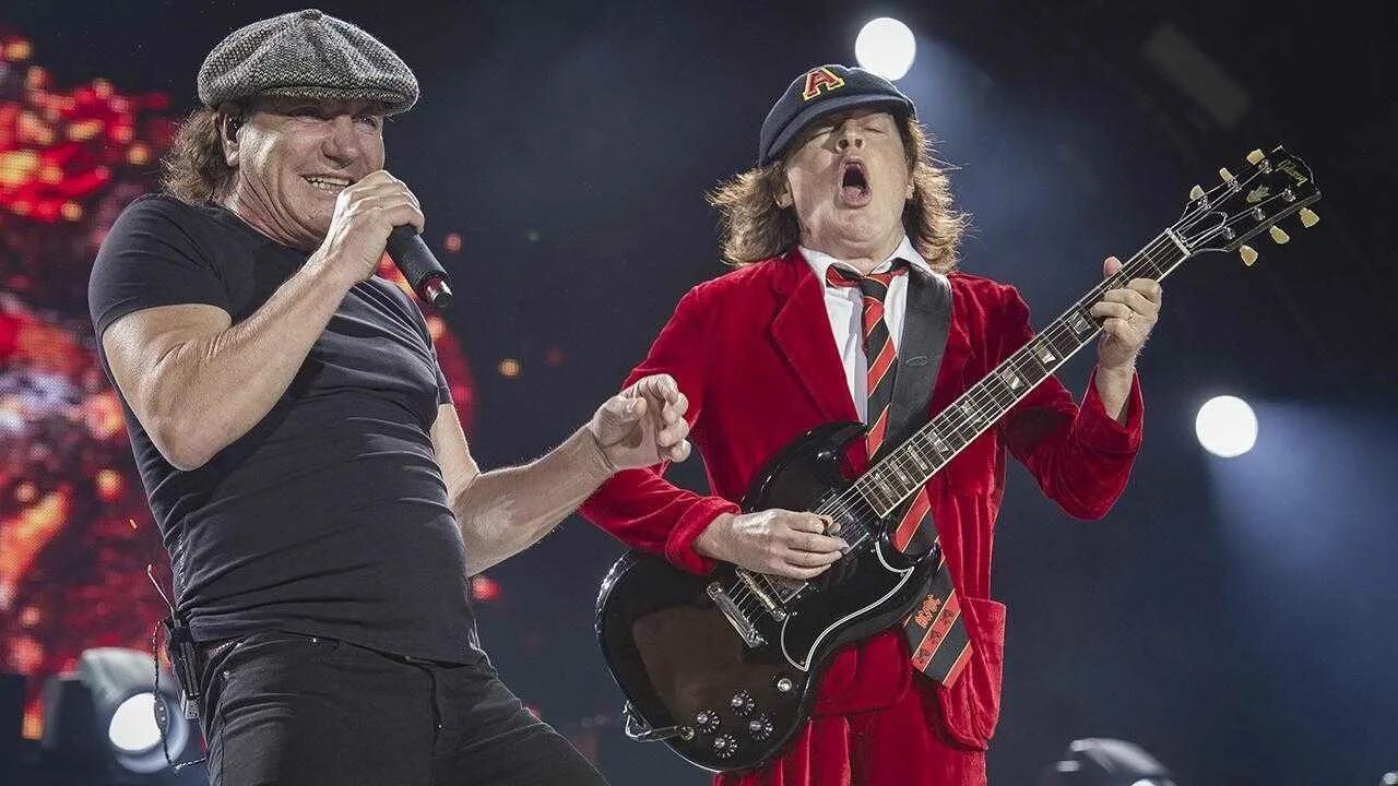 Солист группы ИСИ ДИСИ. AC/DC группа 2019. Солист АС ДС Брайан Джонсон. Группа AC/DC 1980.