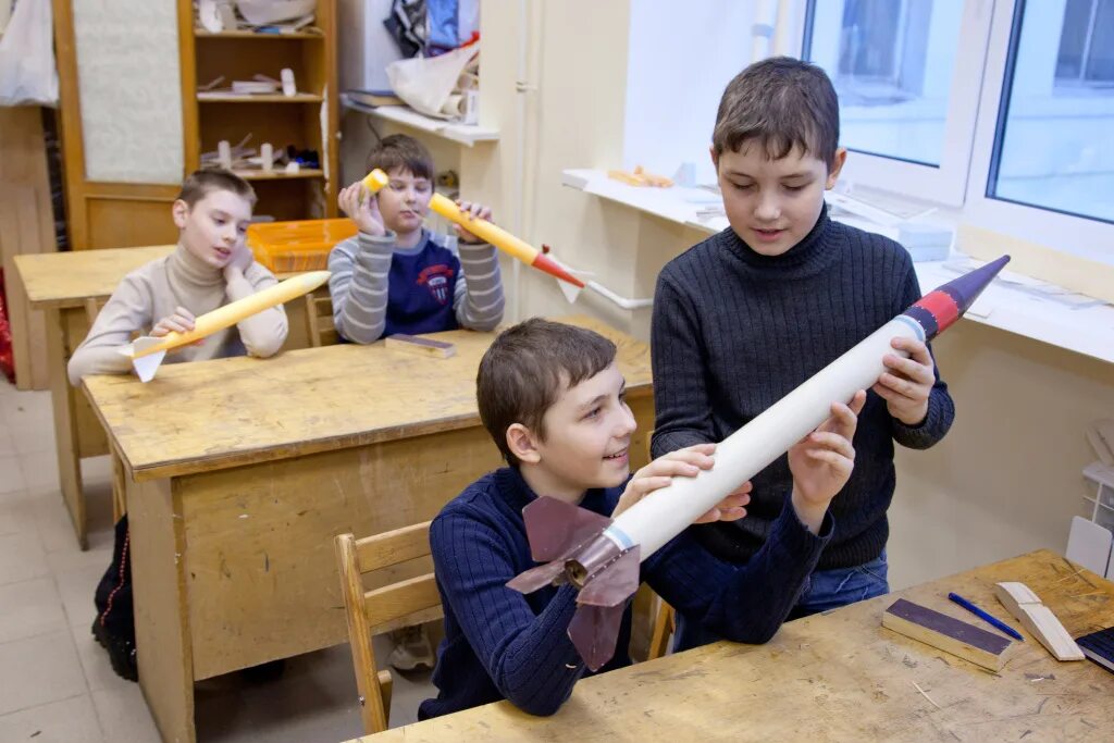Записать в кружок в саду. Посещать кружок. картинки кружковых занятий. кружок работа с деревом. кружки по интересам картинки.