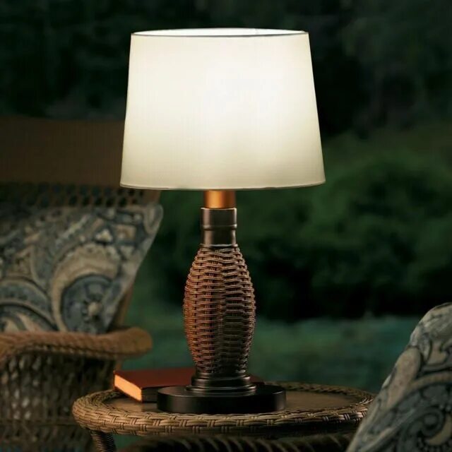 Икея green lamp. Настольная лампа на батарее. Лампа на солнечной батарее икеа. Настольная лампа на солнечной батарее. Пластиковая светодиодная настольная лампа на солнечной батарее.
