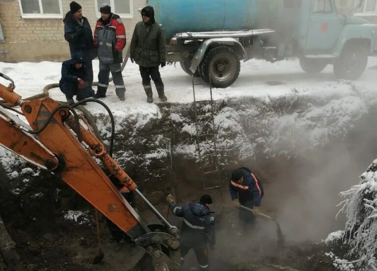 Что произошло в бузулуке оренбургская область. Прорыв теплосети. Авария на теплосетях зимой.