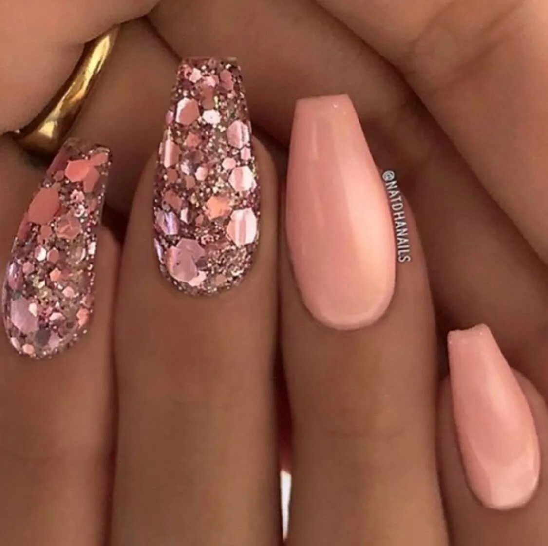 Красивые блестящие ногти. Персиковый маникюр с блестками. Персиковые ногти с блестками. Маникюр розовый с камушками. Ногти розовые золотые