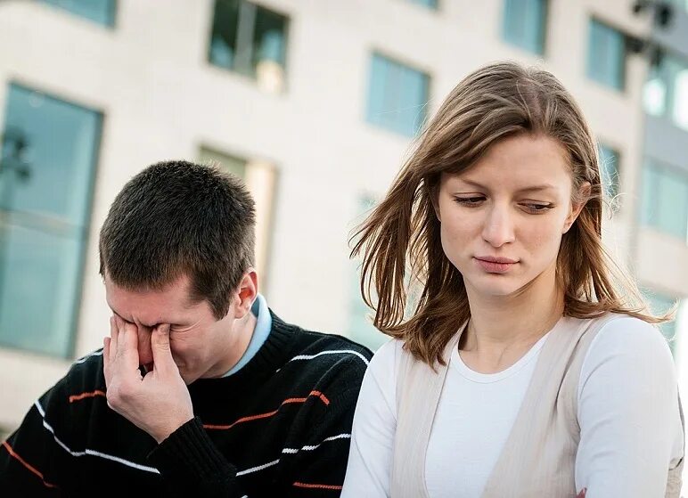 девушка говорит уходи. девушка говорит уходи. женщина со спины. мужчина и женщина расстаются. одиночество женщины.