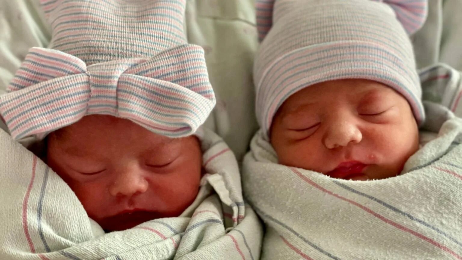 Близнецы. Двойняшки родившиеся в разные дни. Родились близняшки на свет.