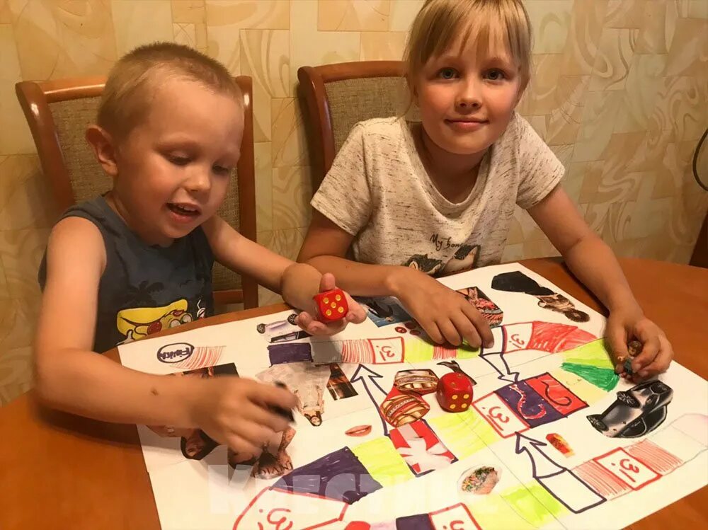 Игры со своими руками. Настольные игры своими руками. семейные игры самодельные. мастер класс настольная игра для детей. дети играют в настольные игры.