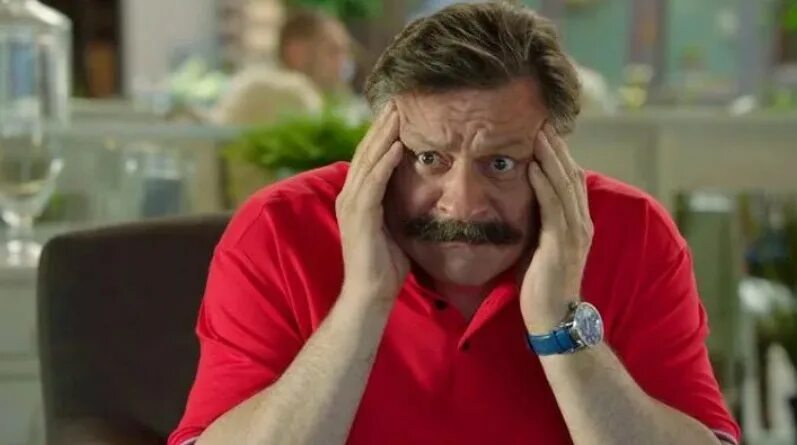 человек с документами.