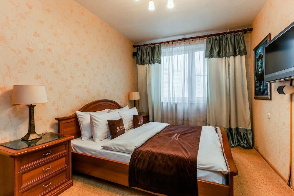 детская площадка. отель донской бутово. снять сутки бутово. москва бульвар адмирала ушакова улица скобелевская. сутични комната.